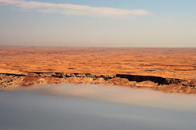 Mísení horkého pouštního a studeného mořského vzduchu vytváří mlhu a nízkou oblačnost. 