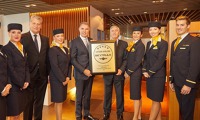 Lufthansa s certifikátem pětihvězdičkového hodnocení od britské ratingové společnosti Skytrax. Foto: Lufthansa Lufthansa s certifikátem pětihvězdičkového hodnocení od britské ratingové společnosti Skytrax. Foto: Lufthansa
