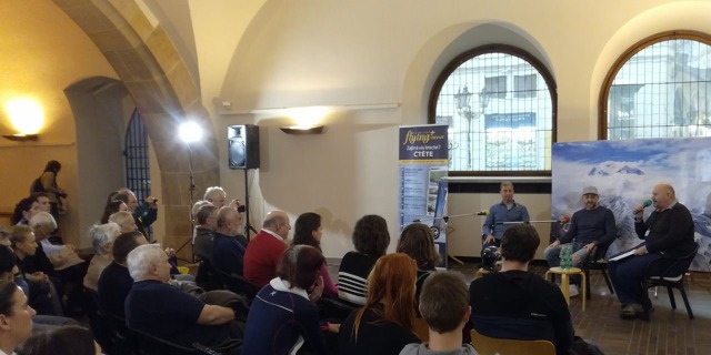 Beseda trvala takřka dvě hodiny, unavený přesto nebyl nikdo. Foto: Jan Dvořák Flying Revue