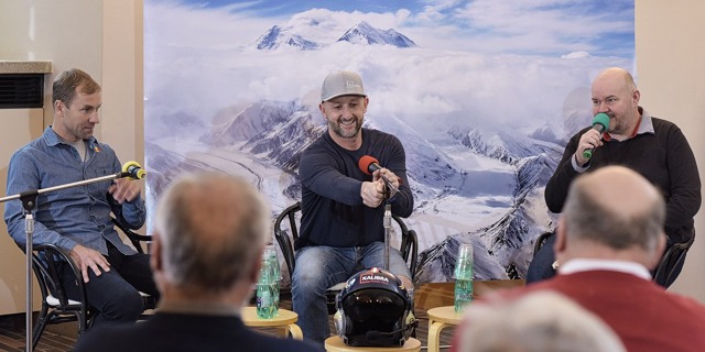 Martin i Petr odpovídali na otázky velmi ochotně a precizně a bylo vidět, že navzdory únavě je to velmi bavilo. Foto: Andrea Barcalová