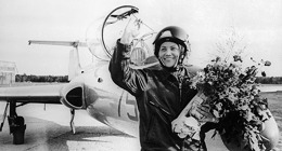Marina Popovičová po rekordním letu na Aero L-29 v Brně v roce 1963. Zdroj: cdn2.img.ria.ru 