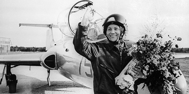 Marina Popovičová po rekordním letu na Aero L-29 v Brně v roce 1963. Zdroj: cdn2.img.ria.ru 
