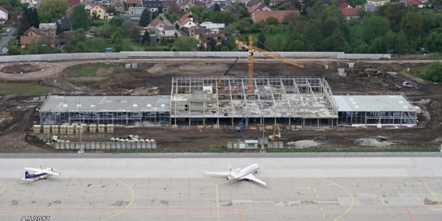Výstavba terminálu v čase. Zdroj: Letiště Pardubice