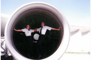 Alena Zíková coby pilotka v USA neodolala možnosti pořídit si fotografii ve vstupu do motoru svého stroje. 