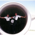 Alena Zíková coby pilotka v USA neodolala možnosti pořídit si fotografii ve vstupu do motoru svého stroje. 