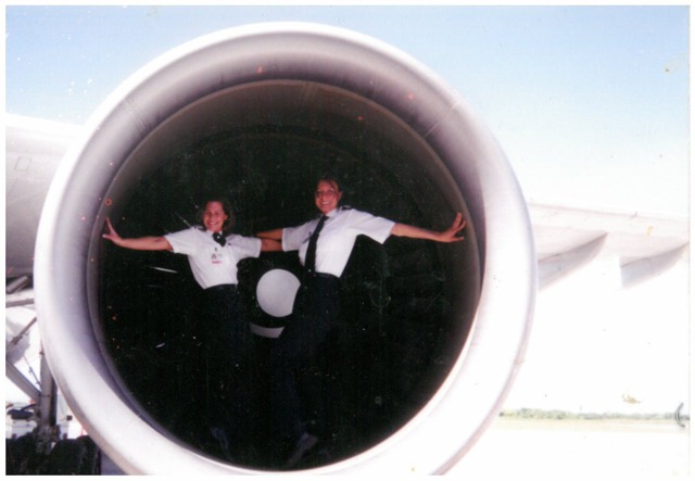 Alena Zíková coby pilotka v USA neodolala pořídit si fotografii ve vstupu do motoru svého stroje. 