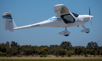 První let certifikovaného letounu s elektrickým motorem v Austrálii. Pipistrel Alpha Electro na letišti Jandakut u Perthu. Zdroj: Electro.Aero První let certifikovaného letounu s elektrickým motorem v Austrálii. Pipistrel Alpha Electro na letišti Jandakut u Perthu. Zdroj: Electro.Aero