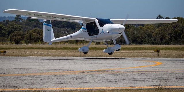 První let certifikovaného letounu s elektrickým motorem v Austrálii. Pipistrel Alpha Electro na letišti Jandakut u Perthu. Zdroj: Electro.Aero