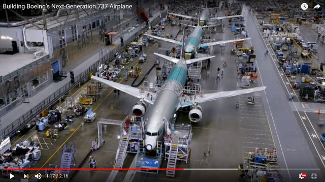Montáž B737 NG na výrobní lince Boeingu v Everettu. Zdroj: Video YouTube Boeing