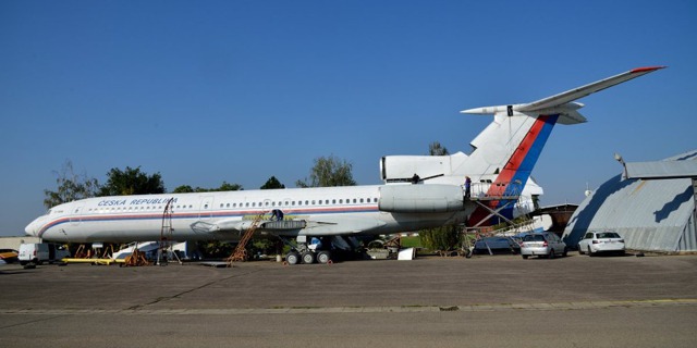 Tu-154M OK-BYZ dostává v Kunovicích zase původní tvář. Foto: Evžen Všetečka