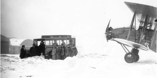 Krutá zima na kbelském letišti v Praze v roce 1929. Foto: Archiv L. Obendraufa