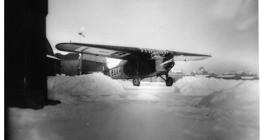 Krutá zima na kbelském letišti v Praze v roce 1929. Foto: Archiv L. Obendraufa