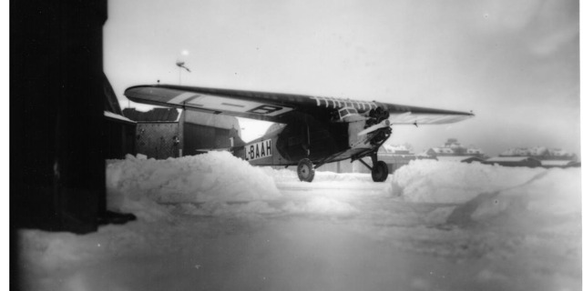 Krutá zima na kbelském letišti v Praze v roce 1929. Foto: Archiv L. Obendraufa