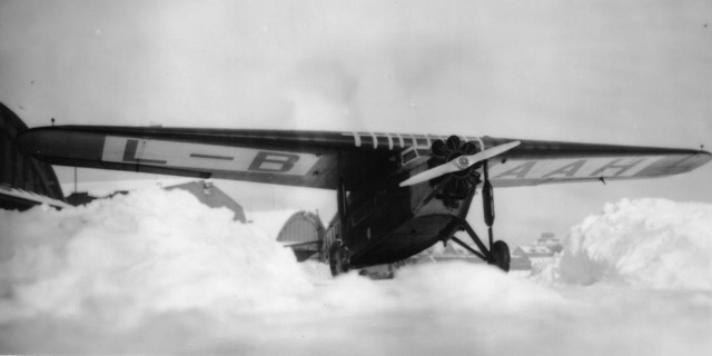 Krutá zima na kbelském letišti v Praze v roce 1929. Foto: Archiv L. Obendraufa