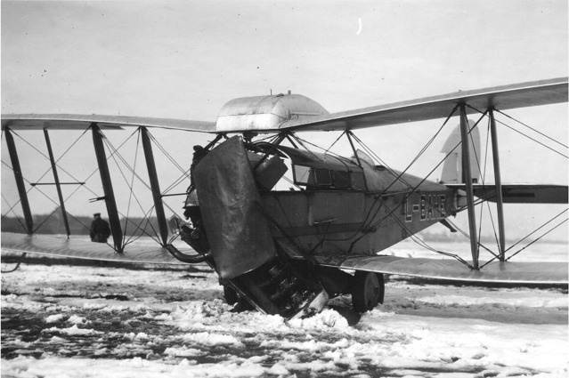 Krutá zima na kbelském letišti v Praze v roce 1929. Foto: Archiv L. Obendraufa