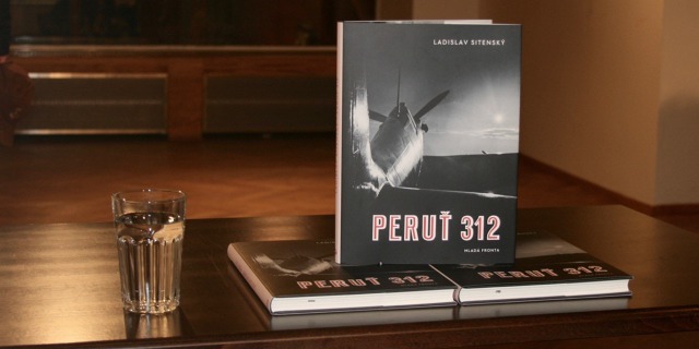 Kniha Ladislava Sitenského Peruť 312. Foto: Miloš Dermišek, Flying Revue