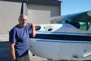 Jiří Pruša a jeho expediční Cessna 172 na výchozím letišti expedice v Nelsonu. 