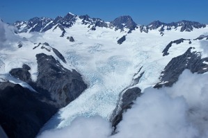 Horní část ledovce Franz Joseph, který stéká po úbočí masivu Mount Cook/Upper part of Franz Joseph glacier on the slope of Mt Cook massif