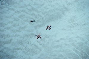 Letadla s turisty na ledové pláni/Aircraft with tourists on an ice field