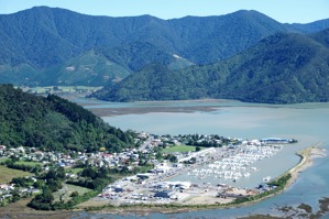 Městečko Havelock ležící v Marlborough Sounds/Town of Havelock in Marlborough Sounds