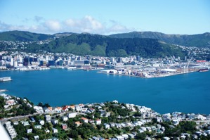 Město a přístav Wellington s letištěm v horní části/Wellington City and port with its airport on the horizon
