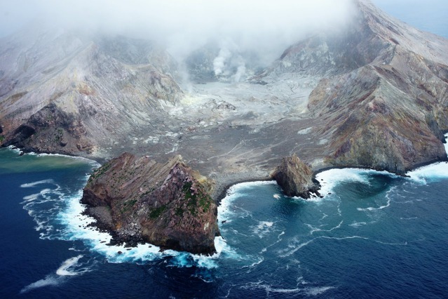 Vulkanický White Island v Zálivu hojnosti/Volcanic White Island in Bay of Plenty