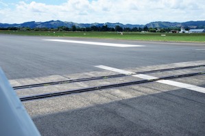 Gisborne – jediné letiště na světě s dráhou přes kterou vede železnice/Gisborne – the only airport in the world the runway of which is crossed by a railway track