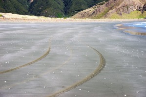 Stopy v písku po pojíždění/Taxiing tracks in the beach sand