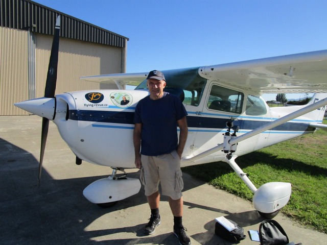 Jiří Pruša před expediční Cessnou 172 / Jiri Prusa in front of expedition Cessna 172