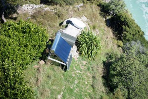 Vana se solárním zařízením na skále nad mořem / Bath with solar equipment on rock above sea