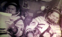 Vladimír Remek s velitelem Alexejem Gubarevem na oběžné dráze. Zdroj: Hvězdárna a planetárium Brno Vladimír Remek s velitelem Alexejem Gubarevem na oběžné dráze. Zdroj: Hvězdárna a planetárium Brno