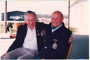 Společné foto Jaroslava Nováka (vlevo) a Vladimíra Nedvěda na základně RAAF v australském Williamtownu, 16. 9. 1999. Foto: Archiv Josefa Říhy