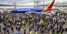 Roll-outu rekordního kusu B737 se zúčastnily v Rentonu, kde se 737 vyrábí, tisíce zaměstnanců. Foto: Boeing Roll-outu rekordního kusu B737 se zúčastnily v Rentonu, kde se 737 vyrábí, tisíce zaměstnanců. Foto: Boeing
