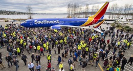 Roll-outu rekordního kusu B737 se zúčastnily v Rentonu, kde  se 737 vyrábí, tisíce zaměstnanců. Foto: Boeing