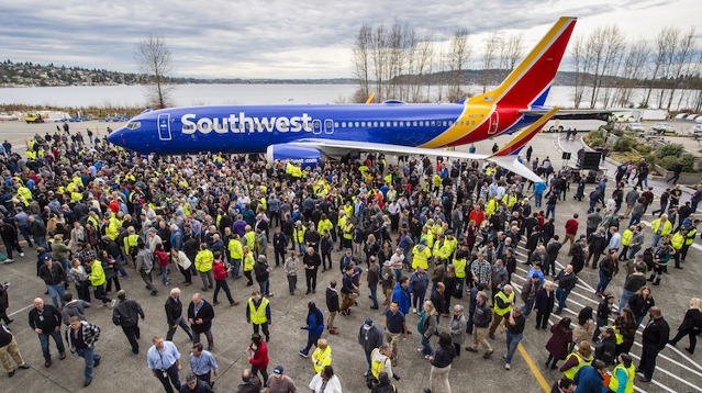Roll-outu rekordního kusu B737 se zúčastnily v Rentonu, kde  se 737 vyrábí, tisíce zaměstnanců. Foto: Boeing