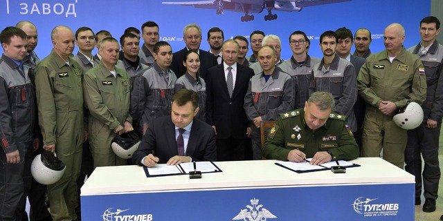 Tupolev a zástupci státu při podpisu smluv. Foto: Tupolev.ru