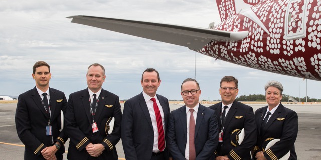 Posádka prvního přímého letu mezi Austrálií a Londýnem před B787-9 VH-ZNA společnosti Qantas. Zdroj: Qantas