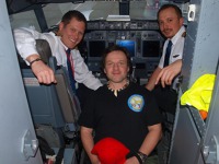 Děkujeme, kolegové! S posádkou 737 Travel Service v pilotní kabině Pytlák osobně. Děkujeme, kolegové! S posádkou 737 Travel Service v pilotní kabině Pytlák osobně.