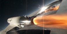 Do výšky 84 tisíc stop vynesl SS2 raketový motor po odpojení od mateřské lodi. První úspěšný let komerčního raketoplánu do vesmíru proběhl 5. dubna 2018 v Kalifornii. Zdroj: Virgin Galactic Do výšky 84 tisíc stop vynesl SS2 raketový motor po odpojení od mateřské lodi. První úspěšný let komerčního raketoplánu do vesmíru proběhl 5. dubna 2018 v Kalifornii. Zdroj: Virgin Galactic