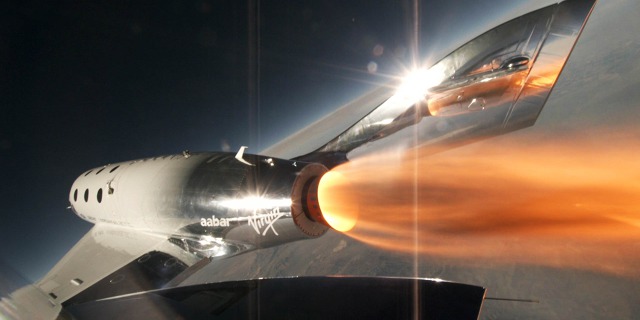 Do výšky 84 tisíc stop vynesl SS2 raketový motor po odpojení od mateřské lodi. První úspěšný let komerčního raketoplánu do vesmíru proběhl 5. dubna 2018 v Kalifornii. Zdroj: Virgin Galactic