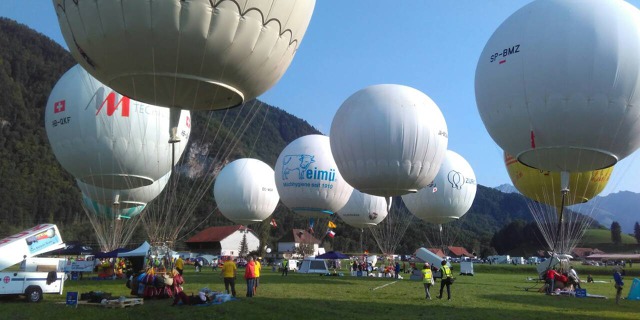 Balóny před Château de Gruyères jsou připraveny ke startu. Foto: Tomáš Sitta