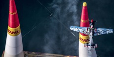 Edge 540 V3 Petra Kopfsteina krátce po průletu mezi pylony. Edge 540 V3 Petra Kopfsteina krátce po průletu mezi pylony.