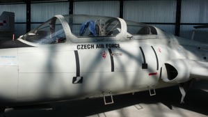 Aero L-29 Delfín v nově zrekonstruovaném hanágru č. 43 kbelského leteckého muzea. 