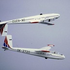 Dvojice letounů L-13 A Blaník Františka Bartoně a Alexandra Kubovce při akrobatickém prvku s názvem Zrcadlový let. Letouny při něm letí kabinami k sobě. 