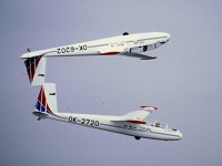 Dvojice letounů L-13 A Blaník Františka Bartoně a Alexandra Kubovce při akrobatickém prvku s názvem Zrcadlový let. Letouny při něm letí kabinami k sobě. 