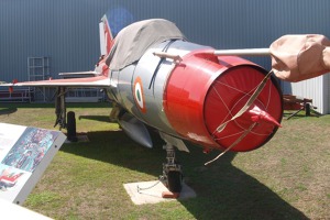 Mikojan Gurjevič MiG-21U. Spárka polského letectva, vyrobená a dodaná z ČSSR v listopadu roku 1973 k 34. stíhacímu leteckému pluku na základnu Gdynia – Babie Doly. V srpnu 1991 byl tento stroj vyřazen ze služby a o rok později prodán do Austrálie.