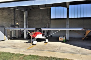 ICP Savannah S all'Aeroporto di Castelnuovo Don Bosco. Prima, Daniel,  deve portarlo fuori dall'hangar da solo quindi fare rifornimento, fare tutti i controlli e solo dopo può volare.