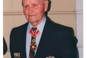 Gen. Vladimír Nedvěd v roce 1991 jako čerstvý nositel Řádu bílého lva