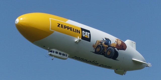 Zeppelin NT se blíží k letňanskému letišti. Foto: Miloš Dermišek