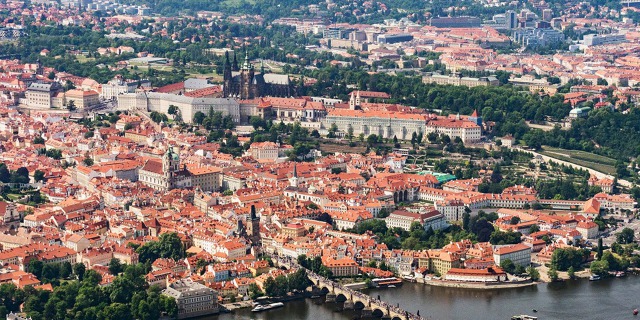 Panorama Malé Strany s Hradčany a Karlovým mostem. Foto: Naďa Murmaková